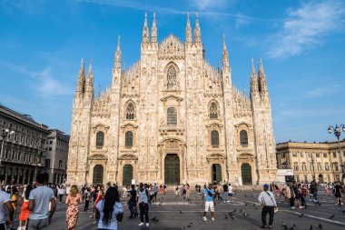 MILAN, ITALY - 22 Ağustos 2021: Milano, İtalya 'daki ünlü Duomo manzarası