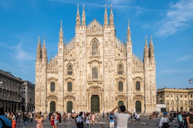 MILAN, ITALY - 22 Ağustos 2021: Milano, İtalya 'daki ünlü Duomo manzarası