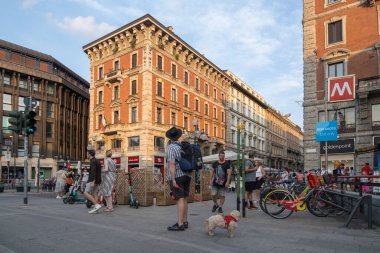 MILAN, ITALY - 22 Ağustos 2021: Milano metropolitan bölgesinde gezinen turistlerin görüntüsü