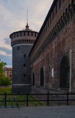 Sforza Kalesi 'nin (Castello Sforzesco) dış duvarı ve bulutlu bir günde bir köşe kulesi