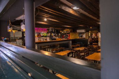 VENICE, İtalya - 27 Ağustos 2021: Venedik sokaklarındaki boş bar pencereden görülüyor.