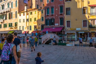 VENICE, İtalya - 27 Ağustos 2021: Salgın sırasında Venedik sokaklarında yürüyen insanlar.