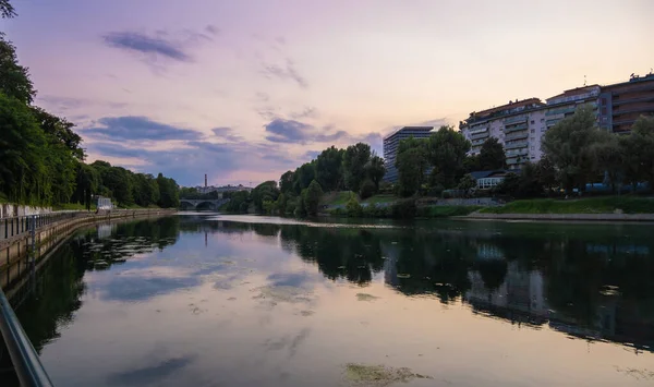 İtalya 'nın Torino kentindeki Po nehri üzerindeki kemer köprüsünün güzel günbatımı manzarası.