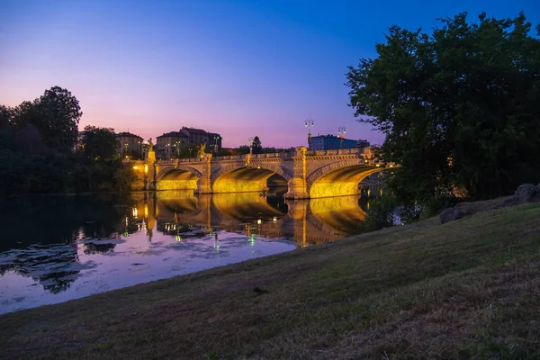 İtalya 'nın Torino kentindeki Po nehri üzerindeki köprünün güzel gece manzarası..