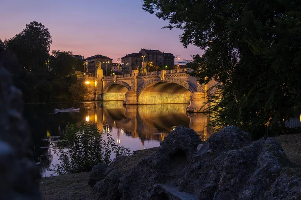 İtalya 'nın Torino kentindeki Po nehri üzerindeki köprünün güzel gece manzarası..
