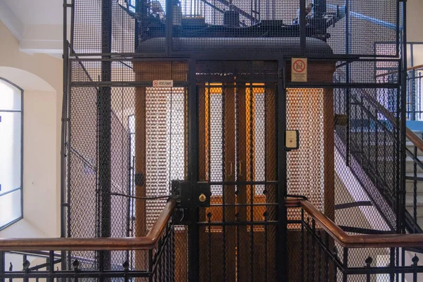 Metal bir şaftta antik ahşap asansör.