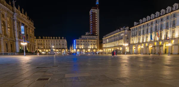 TÜRİN, İTALYA - 21 Ağustos 2021 Güzel Torino şehrinin gece uzun pozu.