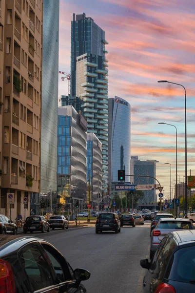 MILAN, ITALY - 22 Ağustos 2021: Milano şehir merkezindeki modern binaların dikey görünümü.