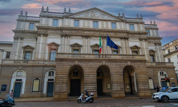 MILAN, ITALY - 22 Ağustos 2021: La Scala (resmi adı Teatro alla Scala). Bu tiyatro dünyanın önde gelen opera ve bale salonlarından biri olarak kabul edilir..