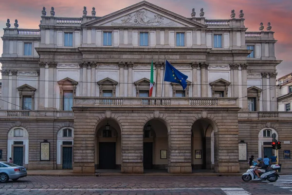 MILAN, ITALY - 22 Ağustos 2021: Teatro alla Scala, İtalya 'nın Milano kentinde dünyaca ünlü bir opera binasıdır..