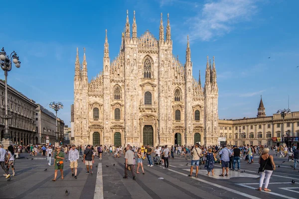 MILAN, ITALY - 22 Ağustos 2021: Milano, İtalya 'daki ünlü Duomo manzarası