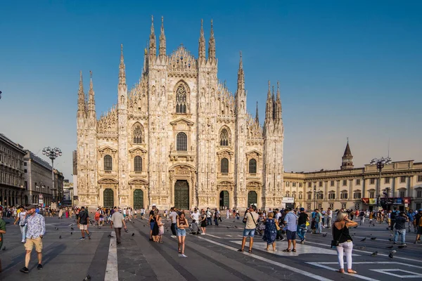 MILAN, ITALY - 22 Ağustos 2021: Milano, İtalya 'daki ünlü Duomo manzarası