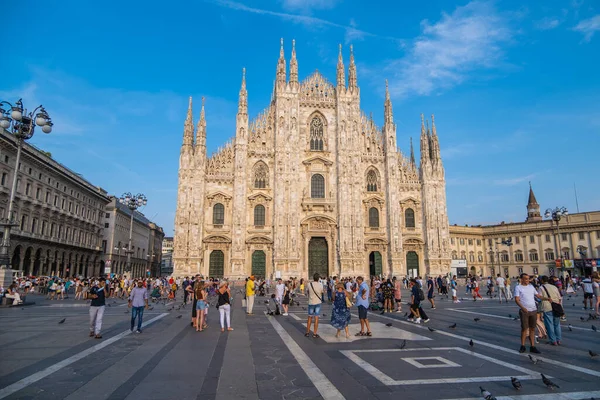 MILAN, ITALY - 22 Ağustos 2021: Milano, İtalya 'daki ünlü Duomo manzarası