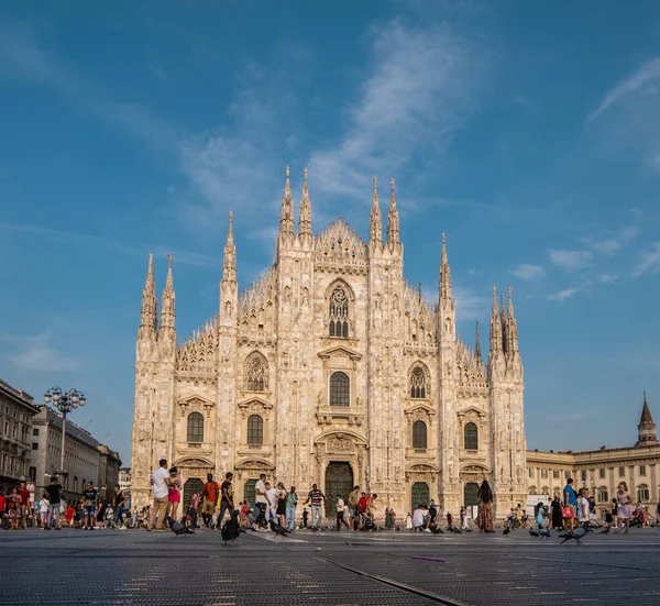 MILAN, ITALY - 22 Ağustos 2021: Milano, İtalya 'daki ünlü Duomo manzarası