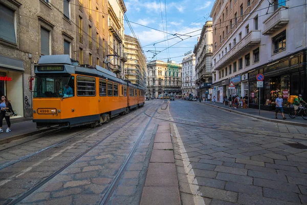 MILAN, İtalya - 22 Ağustos 2021: Milano, İtalya sokaklarındaki ünlü tramvayın görüntüsü