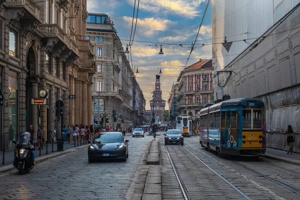MILAN, İtalya - 22 Ağustos 2021: Milano, İtalya sokaklarındaki ünlü tramvayın görüntüsü