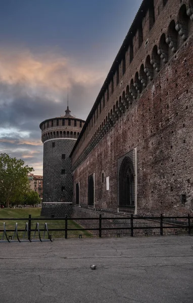 Sforza Kalesi 'nin (Castello Sforzesco) dış duvarı ve bulutlu bir günde bir köşe kulesi