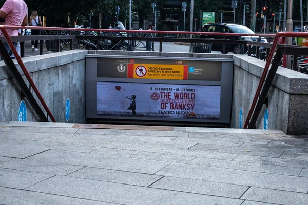 Milan Włochy Sierpnia 2021 Widok Wejścia Metra Tabliczką Reklamową Mediolanie — Zdjęcie stockowe