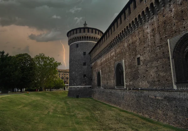 Sforza Kalesi 'nin (Castello Sforzesco) dış duvarı ve fırtınalı bir günde bir köşe kulesi