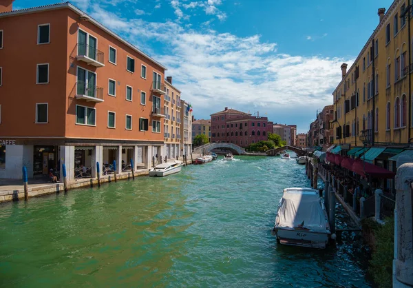 VENICE, İtalya - 27 Ağustos 2021: Venedik su kanallarında tekneler denize açılıyor.