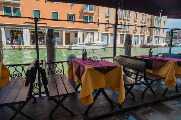 Venedik, İtalya - 27 Ağustos 2021 Venedik kanallarındaki salgın nedeniyle boş restoran masalarının görüntüsü.