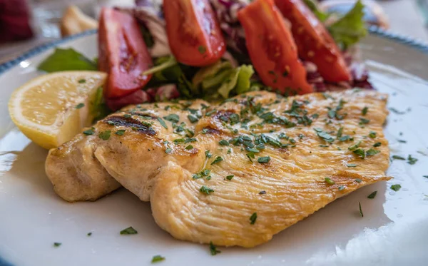 Tipik İtalyan yemeği. Domates salatalı tavuk göğsü..