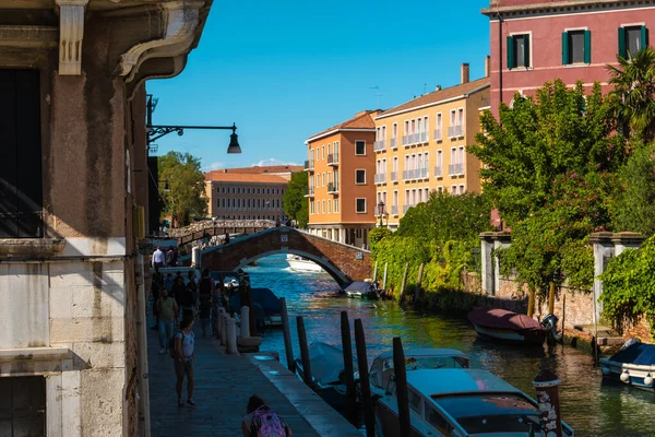 Venice Italy August 2021 View Tourists Bridge Venice Canals Italy — стоковое фото