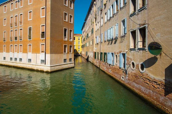 Blick Auf Leere Kanäle Von Venedig Mit Mehrfamilienhäusern Hintergrund — Stockfoto