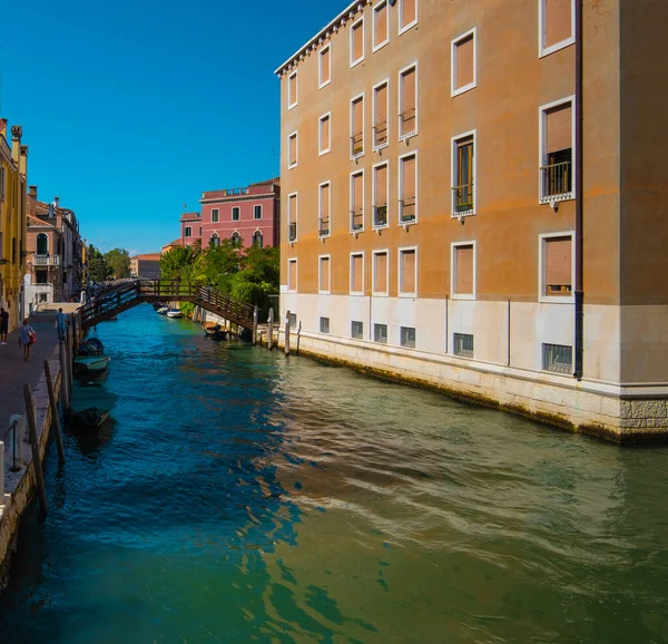 Arka planda apartman binaları olan Venedik 'in boş kanallarının görüntüsü