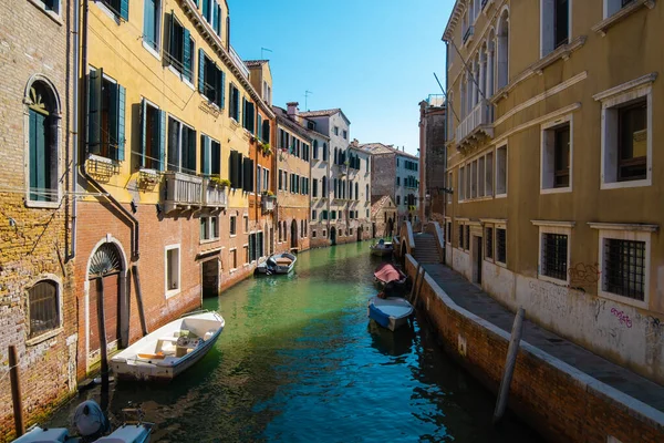 VENICE, İtalya - 27 Ağustos 2021: Venedik kanallarında turist olmayan boş su sokaklarının görüntüsü