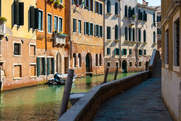 Venedik kanallarındaki tarihi evlerin manzarası salgın yüzünden boş..