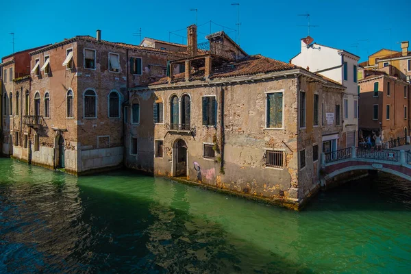 ヴェネツィア イタリア 2021年8月27日 ヴェネツィアの運河の真ん中に歴史的な家の眺め — ストック写真