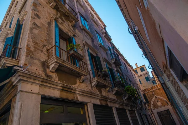 İtalya, Venedik sokaklarındaki binaların mimarisinin güzel manzarası.