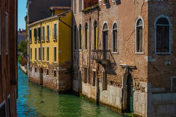 Vue Des Bâtiments Dans Canal Étroit Vide Venise Italie — Photo