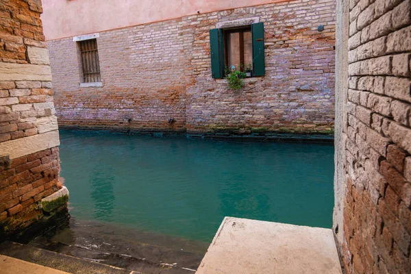 Hausfenster Kanal Von Venedig Durch Tür Gesehen — Stockfoto