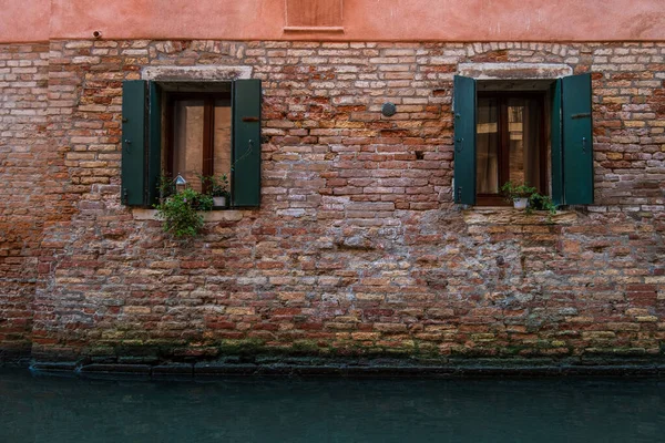 Traditionelle Hausfenster Auf Venezianischen Kanälen Durch Die Gassen Gesehen — Stockfoto