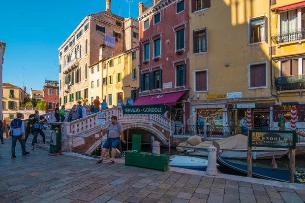 VENICE, İtalya - 27 Ağustos 2021: Venedik kanallarında gondol hizmeti bekleyen turist görüntüsü.