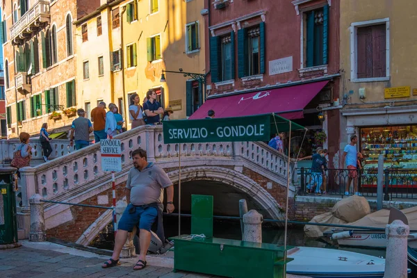 Venice Italy August 2021 View Tourist Waiting Gondola Service Canals — Stock Photo, Image