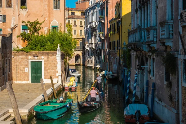 Venedig Italien August 2021 Gondelfahrt Auf Einem Typisch Venezianischen Wasserstraßenkanal — Stockfoto