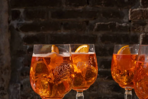 Venedik, İtalya - 27 Ağustos 2021: Tipik ve ünlü Venedik manzarası Aperol Spritz