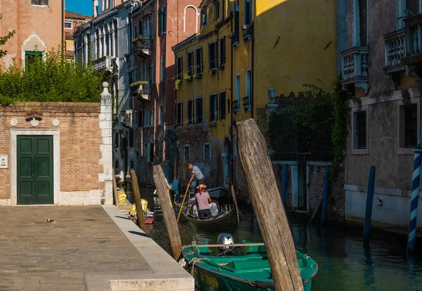 Venedig Italien August 2021 Gondelfahrt Auf Einem Typisch Venezianischen Wasserstraßenkanal — Stockfoto