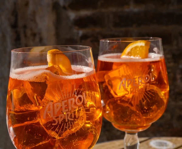 Venedik, İtalya - 27 Ağustos 2021: Tipik ve ünlü Venedik manzarası Aperol Spritz
