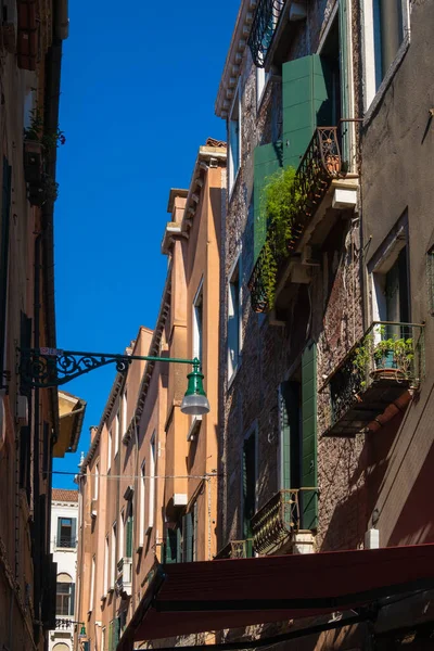 Venedik şehir merkezinin sokaklarındaki apartman pencerelerinin manzarası.