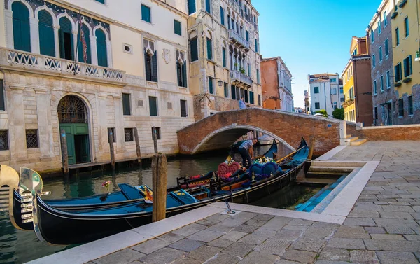 Venise Italie Août 2021 Vue Gondolier Attendant Les Clients Dans — Photo