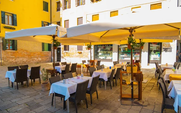 VENICE, İtalya - 27 Ağustos 2021 Venedik 'te salgın nedeniyle boş restoran manzarası.