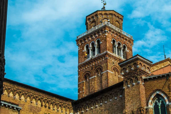 İtalya, Venedik 'teki binalar arasında kilise çanının görüntüsü