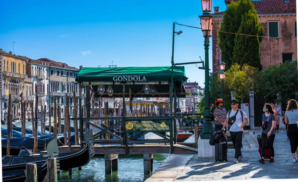 Venice Italië Augustus 2021 Zicht Gondelaars Wachtend Toeristen Aan Grachten — Stockfoto