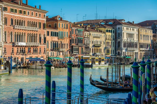 VENICE, İtalya - 28 Ağustos 2021: Gondol botu kanallardan geçen Venedik şehrinin yüksek açılı görüntüsü.