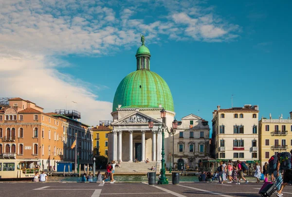 VENICE, İtalya - 28 Ağustos 2021: Venedik, İtalya 'daki San Simeone Piccolo Kilisesi geniş görüş..