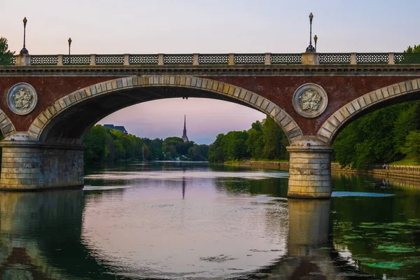 イタリア トリノ市のポー川にかかるアーチ橋の美しい夕日 — ストック写真